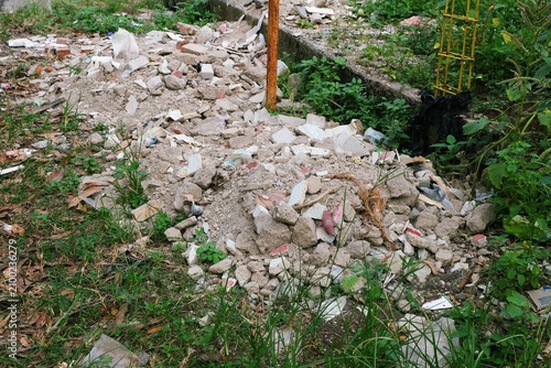 Foto Construction waste and broken materials dumped in an open area, highlighting environmental challenges and improper disposal practices