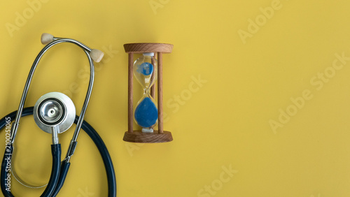 Quadro su tela Medical Time Management Hourglass And Stethoscope