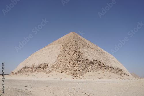 Fotografía The Bent Pyramid of Sneferu in Dahshur, Egypt under clear blue sky