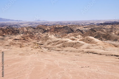 Konstfotografi Sanfte helle Wüstenhügel und dunklere Felsrücken unter klarem Himmel bei Swakopmund in Namibia
