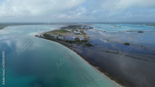 Bild auf Leinwand Aerial view of the crystal clear turquoise waters and white sandbars at Canal de