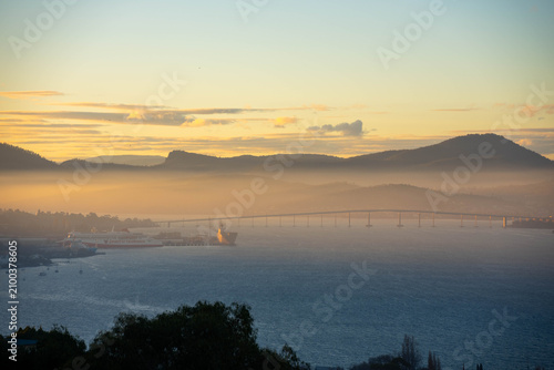 Cuadro en lienzo Misty sunrise over the Derwent River and Tasman Bridge in Hobart, Tasmania, with