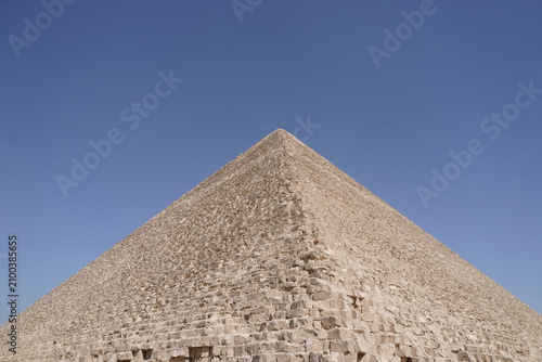 Foto The Great Pyramid of Khufu (Cheops) against a clear blue sky in Giza, Egypt