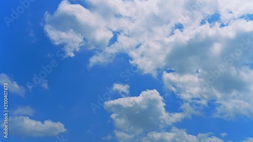 爽やかな青空とダイナミックに流れる白い雲のタイムラプス