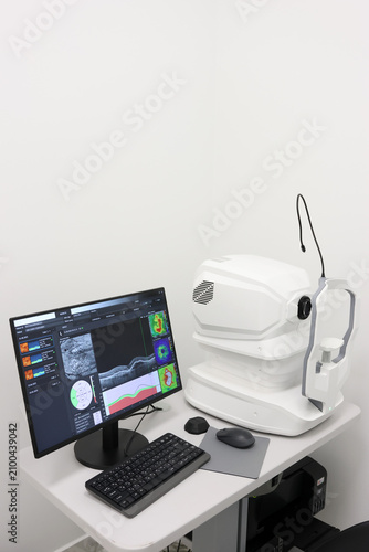 Quadro su tela Optical coherence tomograph with monitor for detailed retinal analysis and computerized vision diagnostics