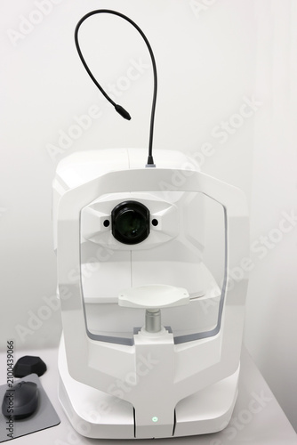 Fotografía Modern optical coherence tomograph for non contact eye diagnostics in a bright ophthalmology examination room