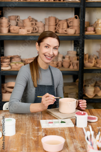 Foto Skilled potter creating unique pieces in a charming ceramic workshop