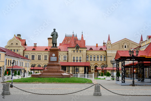 Принти на полотні Historical building of Grain Exchange and monument to Vladimir Ilyich Ulyanov (Lenin)