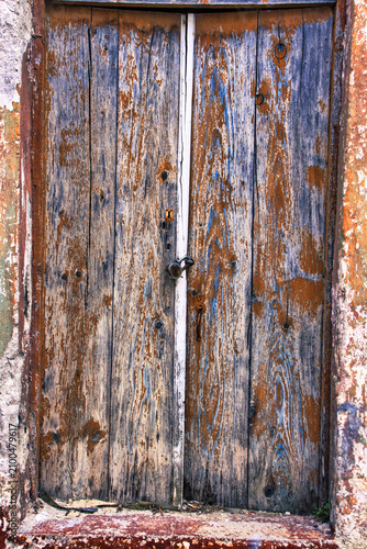 Vieille porte d'entrée fermée et colorée