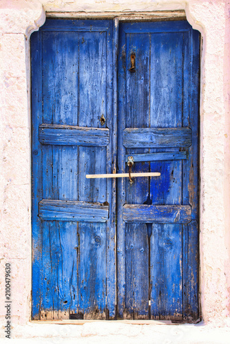 Vieille porte d'entrée fermée et colorée