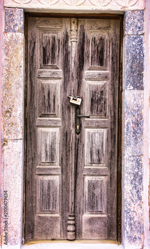 Vieille porte d'entrée fermée et colorée