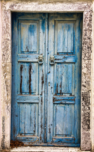 Vieille porte d'entrée fermée et colorée