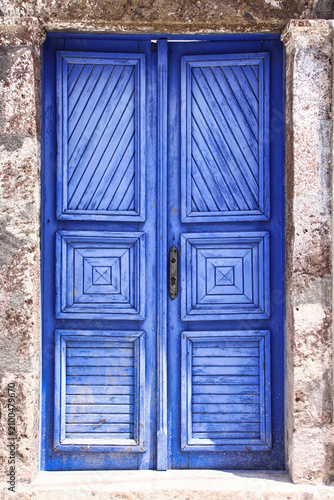 Vieille porte d'entrée fermée et colorée