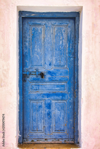 Vieille porte d'entrée fermée et colorée