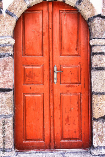 Vieille porte d'entrée fermée et colorée