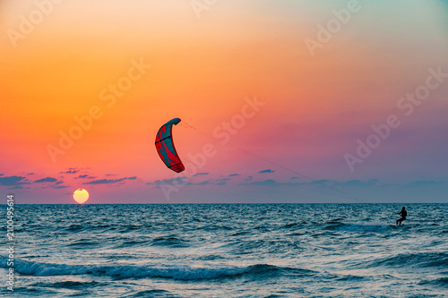 Canvastavla beautiful sunset over the sea and kitesurfer silhouette
