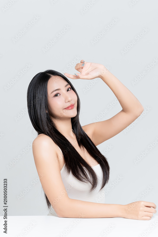 Naklejka premium Portrait young Asian woman with beautiful long hair and makeup beauty face on white background.