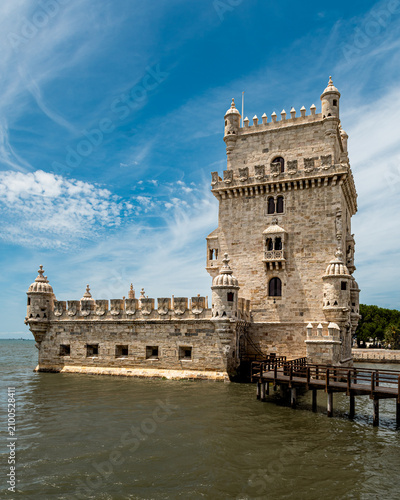 Foto Belem Tower on the Tagus River Under a Dramatic Blue Sky