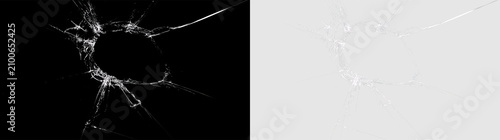 фотографія Shattered glass with cracks on a transparent background showing damage and broke