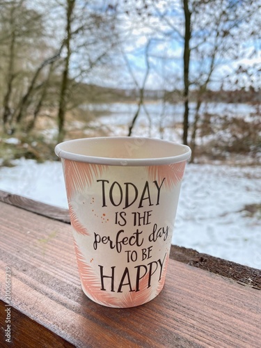 Fotografía Paper coffee cup with motivational quote today is the perfect day to be happy on