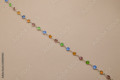 Fotografía Elegant Silver Chain Bracelet with Multicolor Faceted Gemstones and Delicate Bez