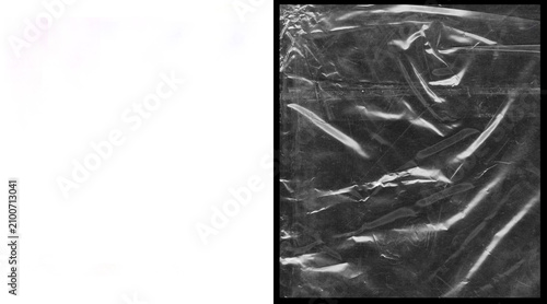 Foto Crumpled plastic wrap texture on black background, wrinkled transparent cellopha