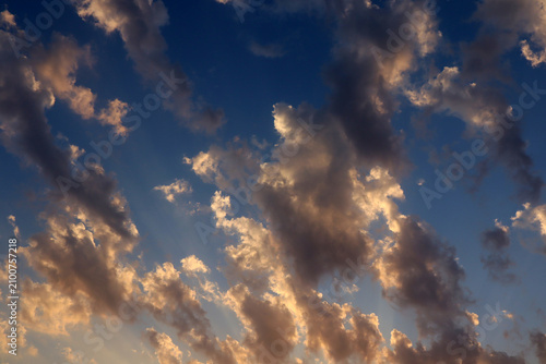 Foto A beautiful landscape featuring a cloudy sky illuminated by the rays of the setting sun