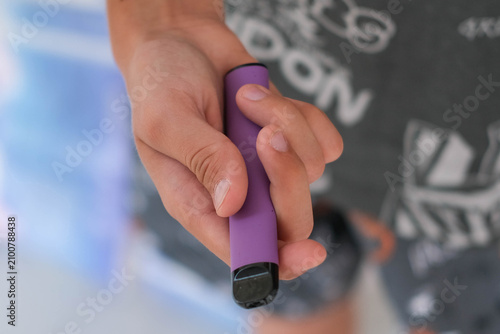 Fotografía Disposable electronic cigarettes in a teenager's hands.