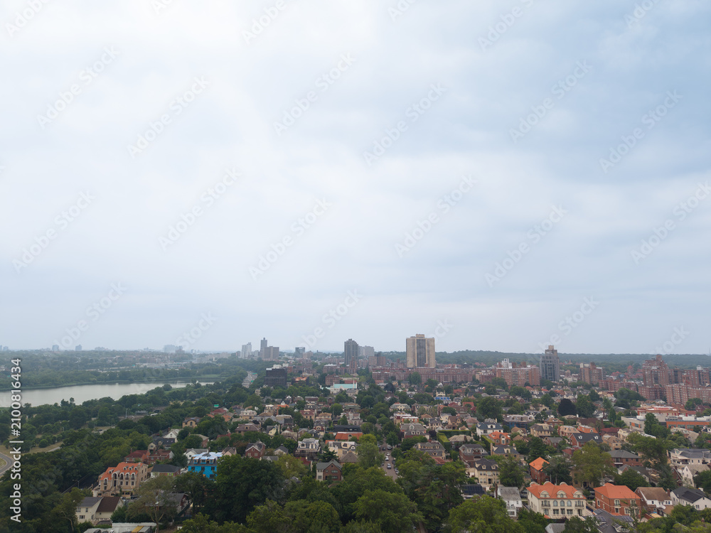 Obraz premium Urban skyline with residential neighborhood and lake