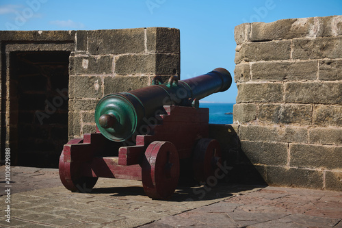 Konstfotografi Historic cannon on wooden carriage at Essaouira medina fortress overlooking Atla