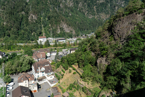 Cuadro en lienzo Ausblick von der Gotthardbahn auf Flüelen