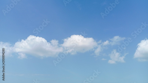 Foto Beautiful clear blue sky background with fluffy white clouds on a sunny day