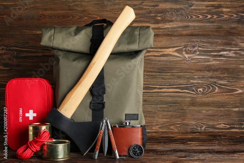 Foto Essential survival gear and emergency preparedness items for outdoor adventure a