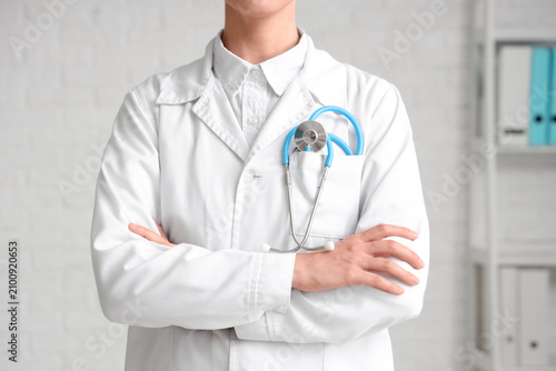 Medical professional in whi...