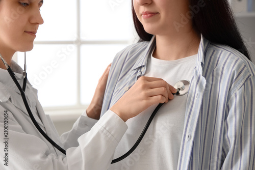 Female doctor examining a p...