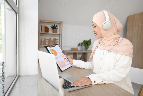 Young Muslim businesswoman ...