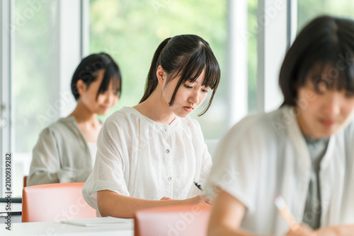 Foto Elementary school children who study at cram schools/after-school programs, atte