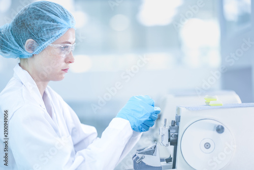 Photos Professional histology technician cutting tissue section with rotary microtome
