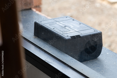 Fotografi A black plastic rat trap on concrete floor