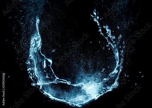 黒い背景に青い水しぶきが飛び散る抽象的な3Dイラスト｜清潔で流れるような水の波しぶき
