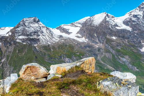 Foto Rocky foreground and snow capped peaks on the Grossglockner High Alpine Road in