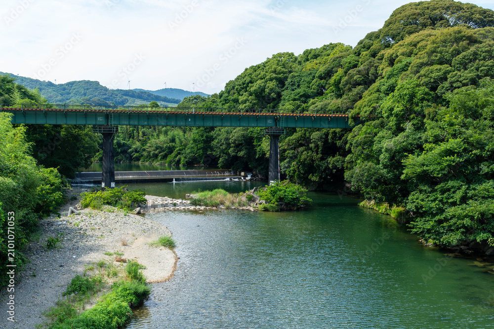 Fototapeta premium 初夏の晴天に流れる浜松市都田地区の都田川