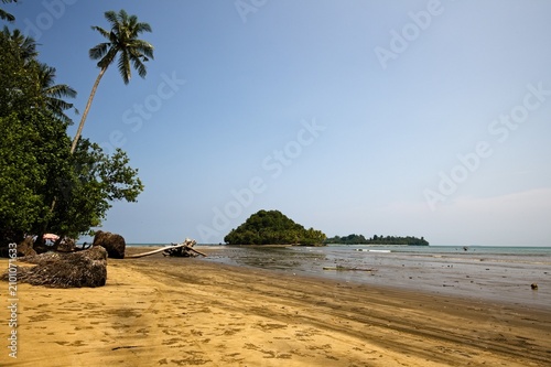 фотографія Wild Indonesian coastline facing verdant islets