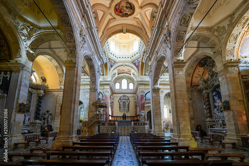Tableau sur toile Interior view of the nave and dome of the Cathedral of Saint Mary of the Assumpt