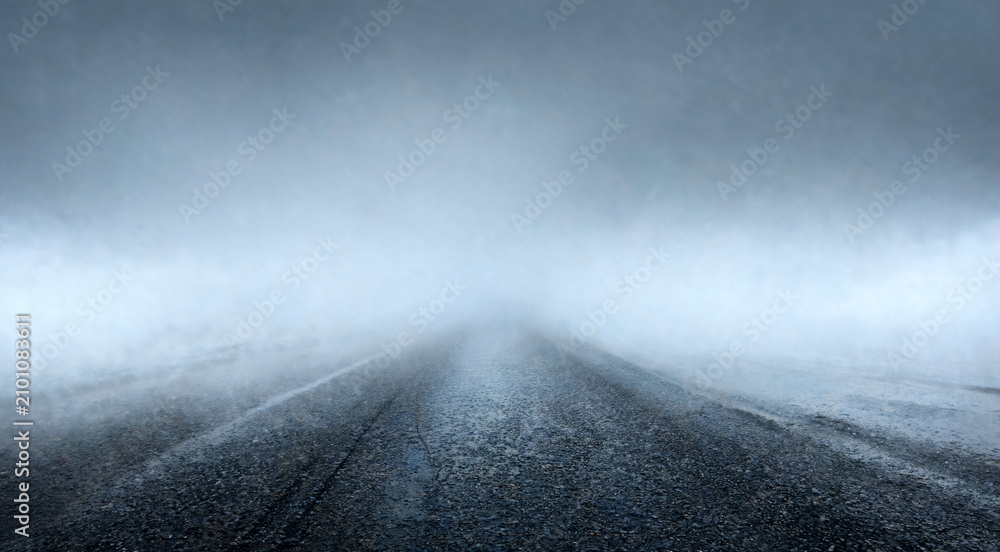 Obraz premium Empty dark asphalt road covered in dense winter fog