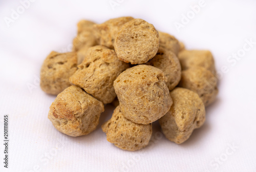 Cuadro en lienzo Raw soya chunks on white background
