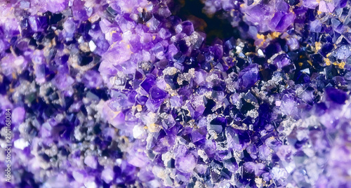Fotografía Crystal Stone macro mineral, purple rough amethyst quartz crystals
