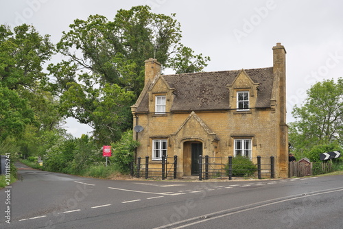 Fotografia Moreton-in-Marsh,UK - May 13, 2026: A building near near Moreton-in-Marsh railwa