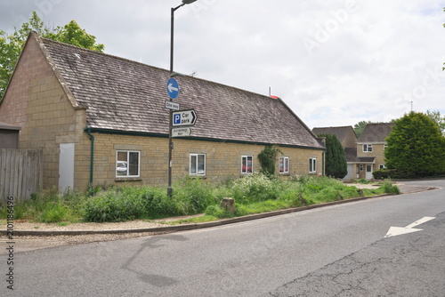 Fotografia Moreton-in-Marsh,UK - May 13, 2026: A building near near Moreton-in-Marsh railwa