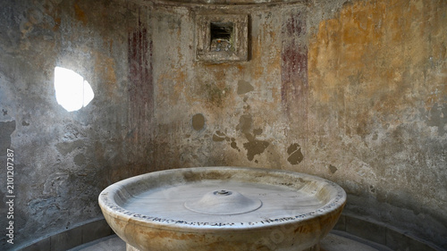 Fotografía Ancient Cold Water Basin and Sunspot from Skylight, Frame Left, Forum Baths, Pom